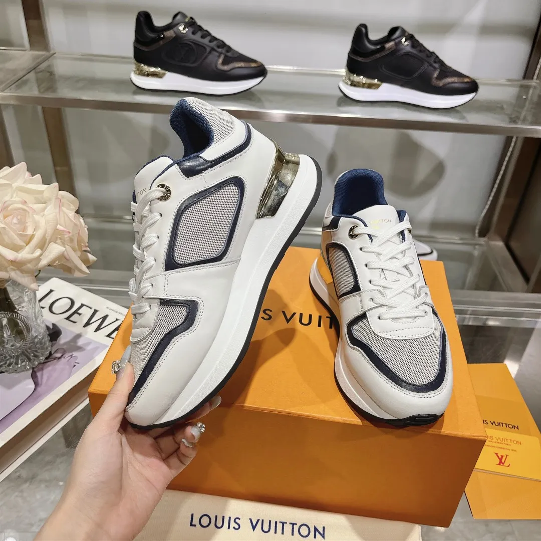 [L Family] P: 760💰Size 35-42 for women, 39-46 for men, (41.42 for women, 45.46 for men, customized) .LV Donkey Brand 🔥🔥LOUIS VUITTON Louis Vuitton's official website synchronizes the 2025 autumn and winter couple's models, which are now on the market, this Neo Run Away sneakers are inspired by running shoes, integrating LV's iconic must-have shoes into the trend. This version is a 1:1 replica of the original version. It is made of two-tone calfskin to highlight its simple lines and unique wedge outsole. Key details include the LV initials on the side and an engraved gold heel stabilizer on the back plus a 2cm hidden insole.